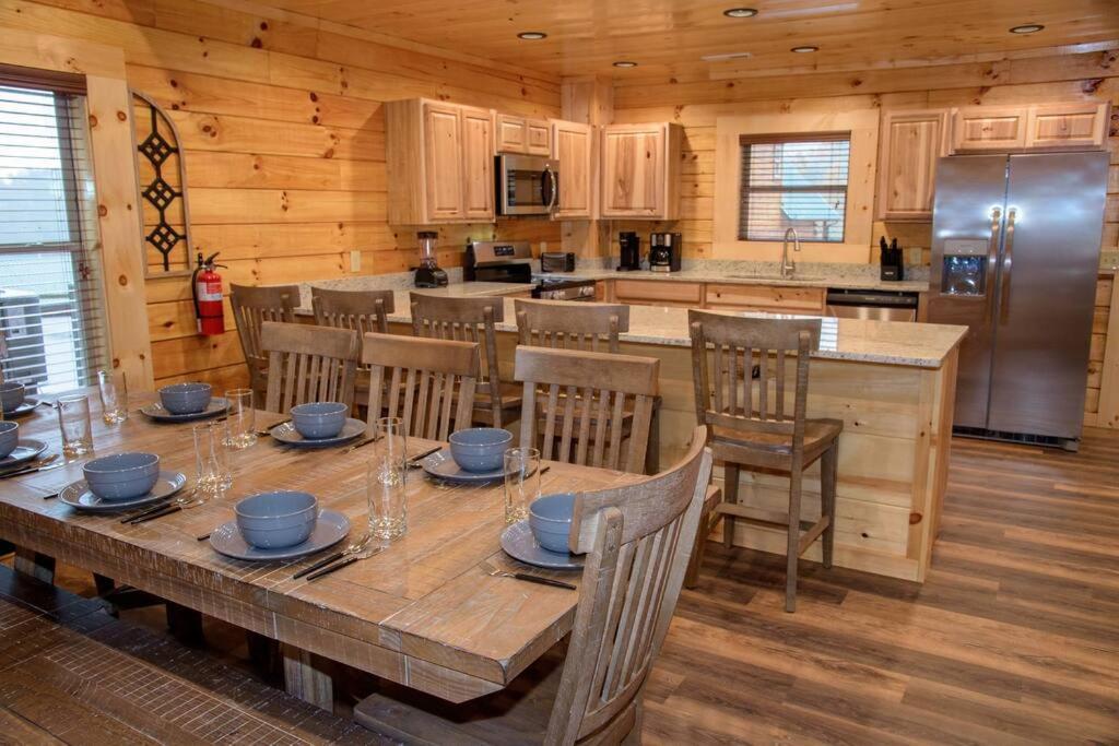 Spacious 2800 Sq Ft-Cozy Wood Cabin-New Build ピジョンフォージ エクステリア 写真
