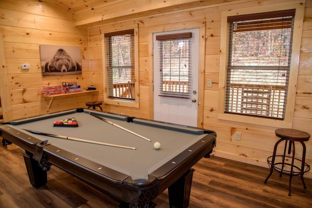 Spacious 2800 Sq Ft-Cozy Wood Cabin-New Build ピジョンフォージ エクステリア 写真