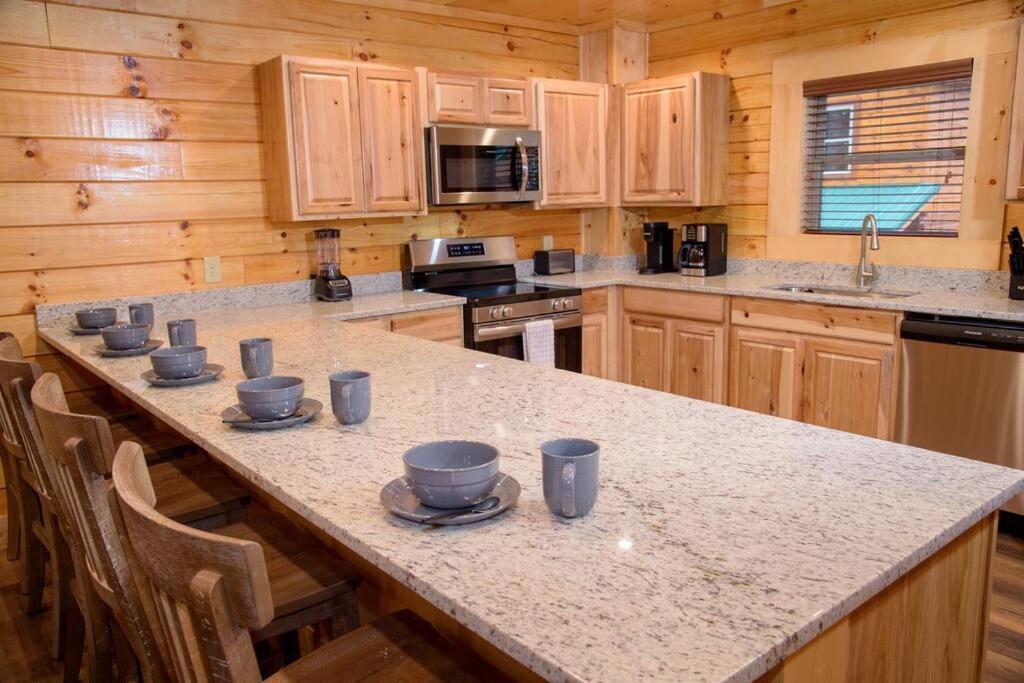 Spacious 2800 Sq Ft-Cozy Wood Cabin-New Build ピジョンフォージ エクステリア 写真