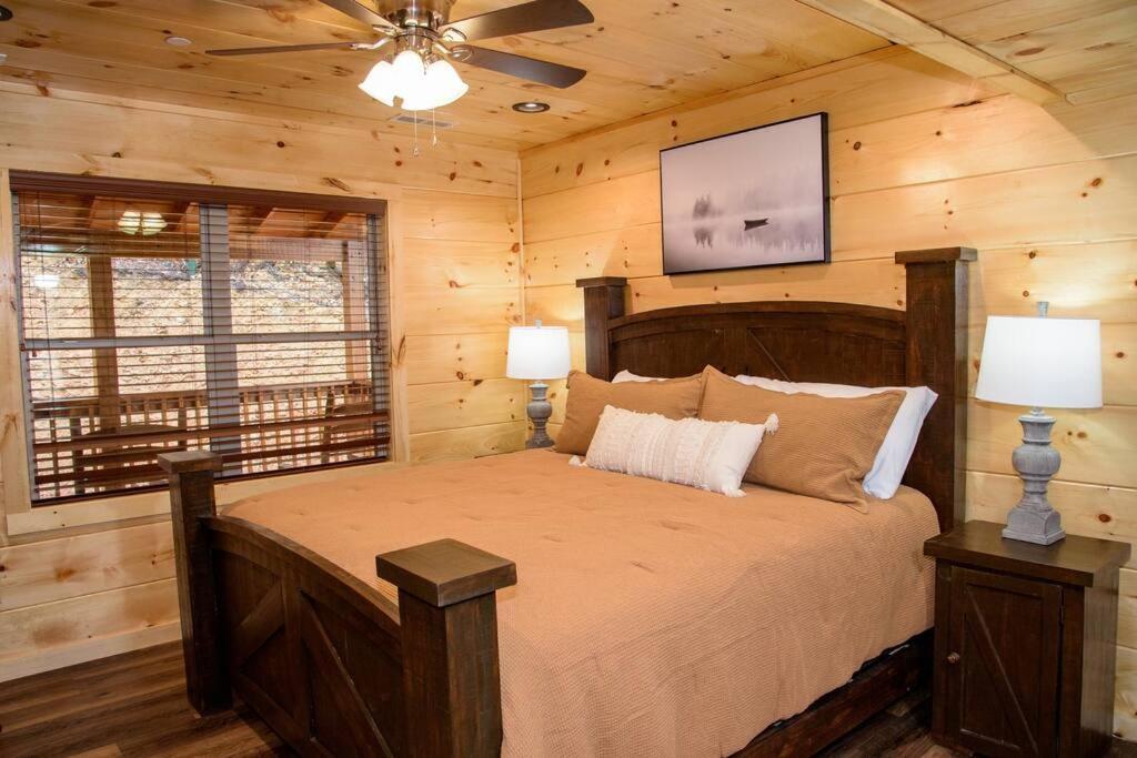 Spacious 2800 Sq Ft-Cozy Wood Cabin-New Build ピジョンフォージ エクステリア 写真