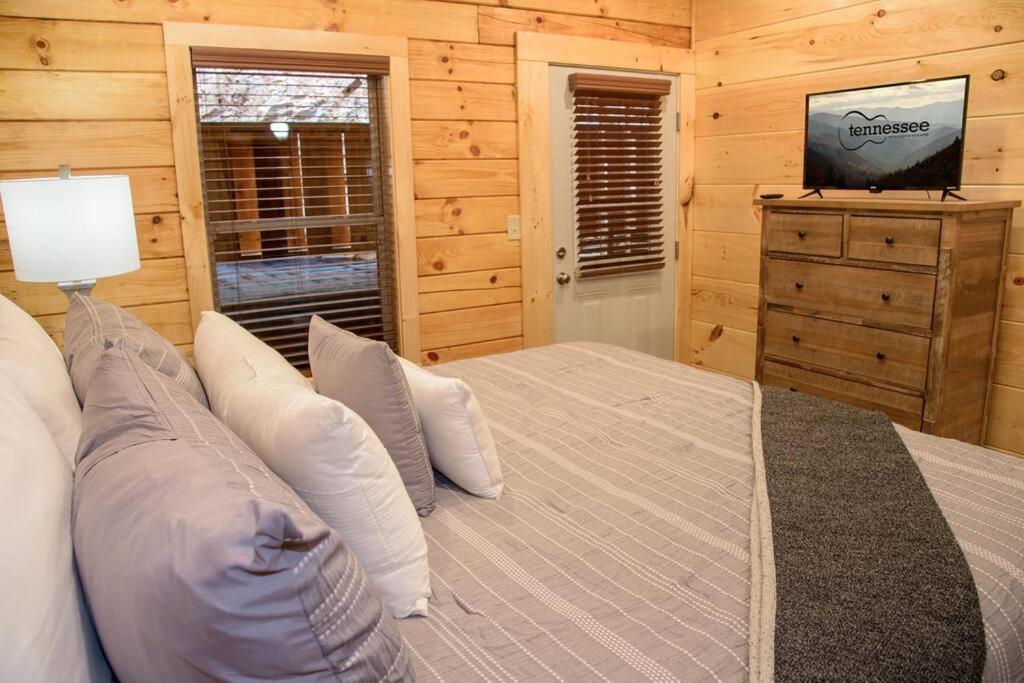 Spacious 2800 Sq Ft-Cozy Wood Cabin-New Build ピジョンフォージ エクステリア 写真