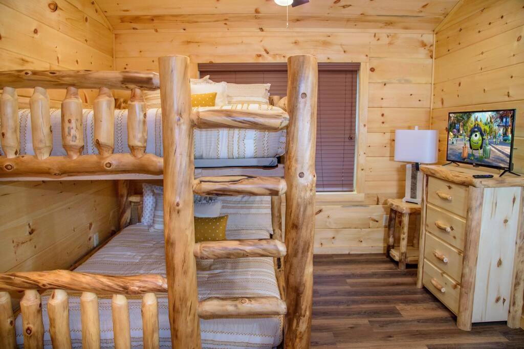 Spacious 2800 Sq Ft-Cozy Wood Cabin-New Build ピジョンフォージ エクステリア 写真