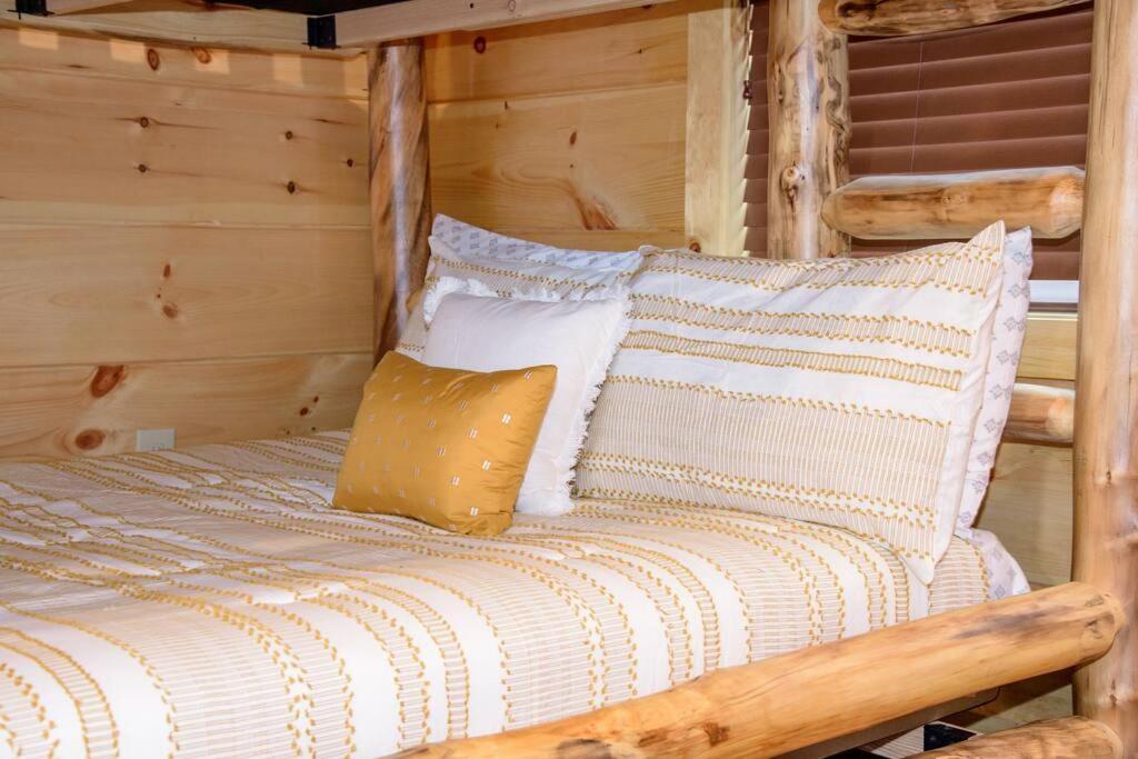 Spacious 2800 Sq Ft-Cozy Wood Cabin-New Build ピジョンフォージ エクステリア 写真