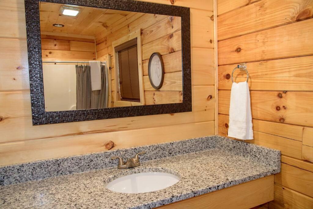 Spacious 2800 Sq Ft-Cozy Wood Cabin-New Build ピジョンフォージ エクステリア 写真