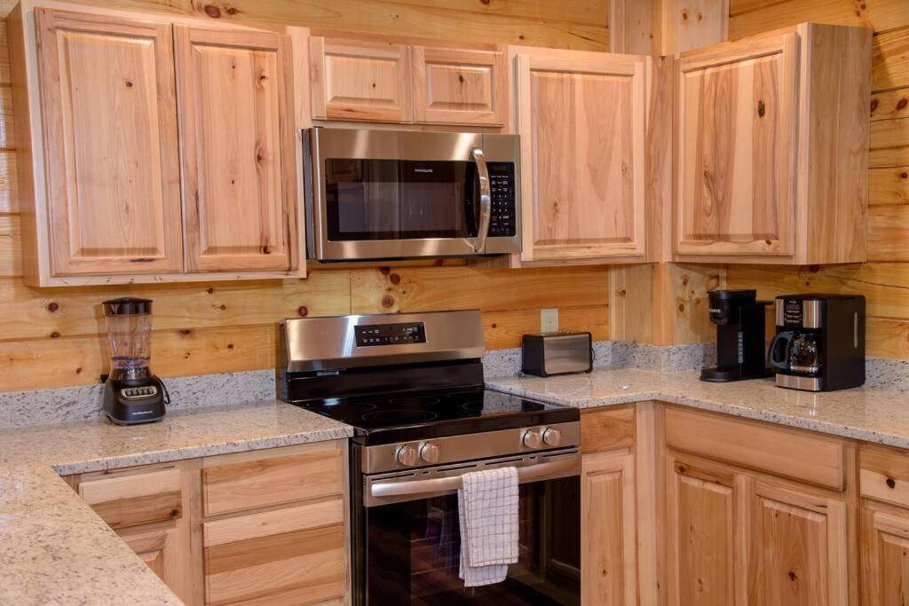 Spacious 2800 Sq Ft-Cozy Wood Cabin-New Build ピジョンフォージ エクステリア 写真