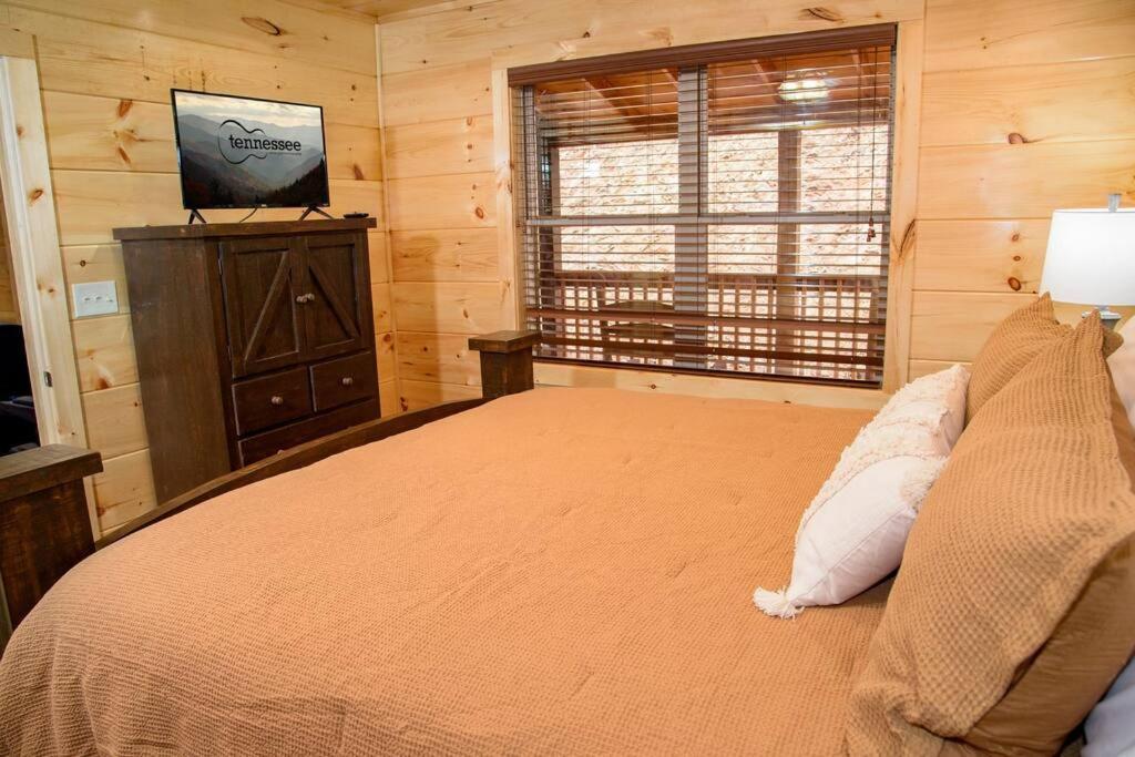Spacious 2800 Sq Ft-Cozy Wood Cabin-New Build ピジョンフォージ エクステリア 写真