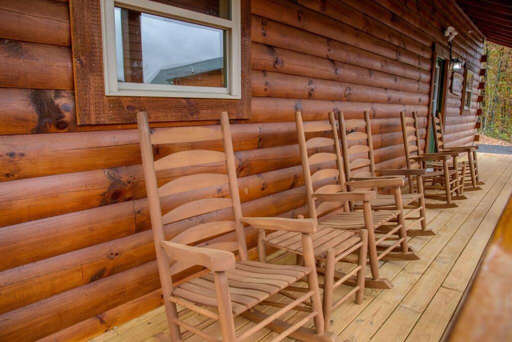 Spacious 2800 Sq Ft-Cozy Wood Cabin-New Build ピジョンフォージ エクステリア 写真