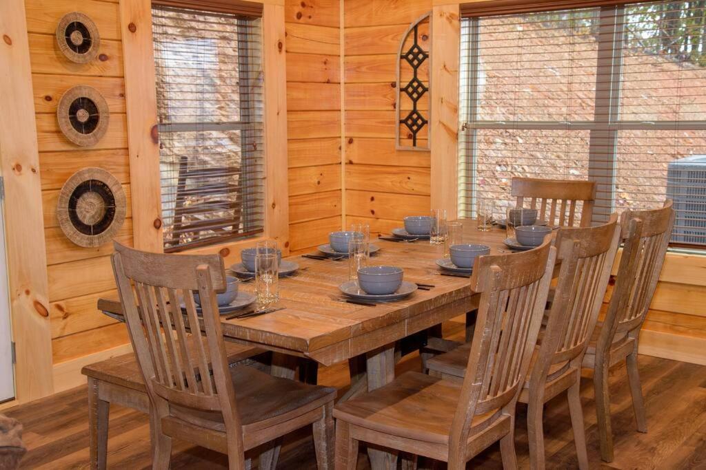 Spacious 2800 Sq Ft-Cozy Wood Cabin-New Build ピジョンフォージ エクステリア 写真
