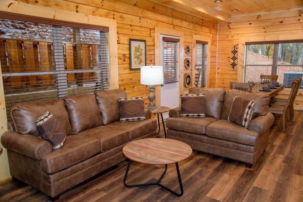 Spacious 2800 Sq Ft-Cozy Wood Cabin-New Build ピジョンフォージ エクステリア 写真