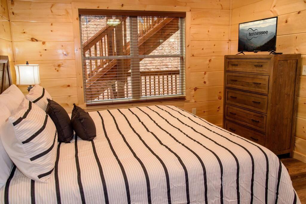 Spacious 2800 Sq Ft-Cozy Wood Cabin-New Build ピジョンフォージ エクステリア 写真