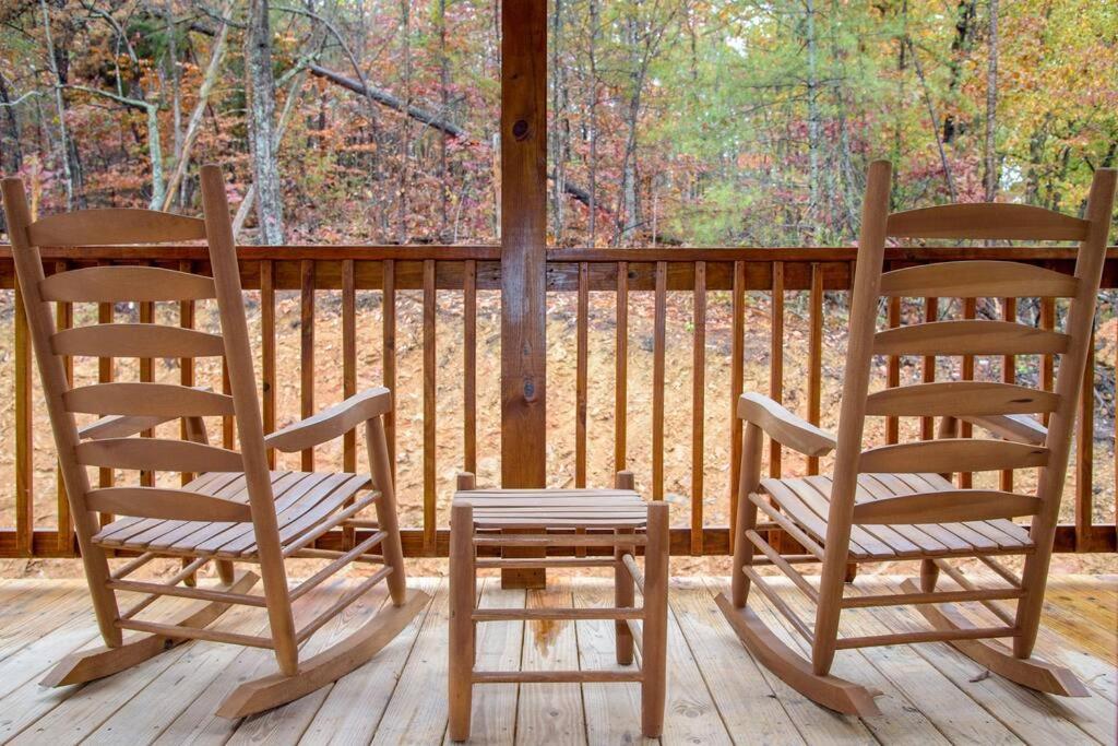 Spacious 2800 Sq Ft-Cozy Wood Cabin-New Build ピジョンフォージ エクステリア 写真