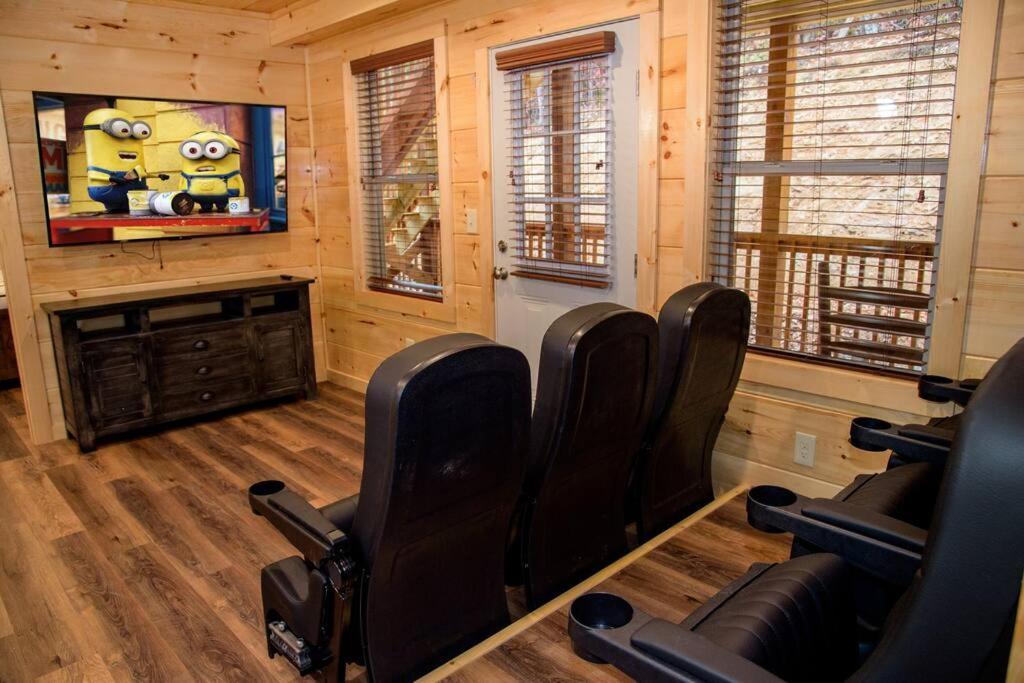 Spacious 2800 Sq Ft-Cozy Wood Cabin-New Build ピジョンフォージ エクステリア 写真