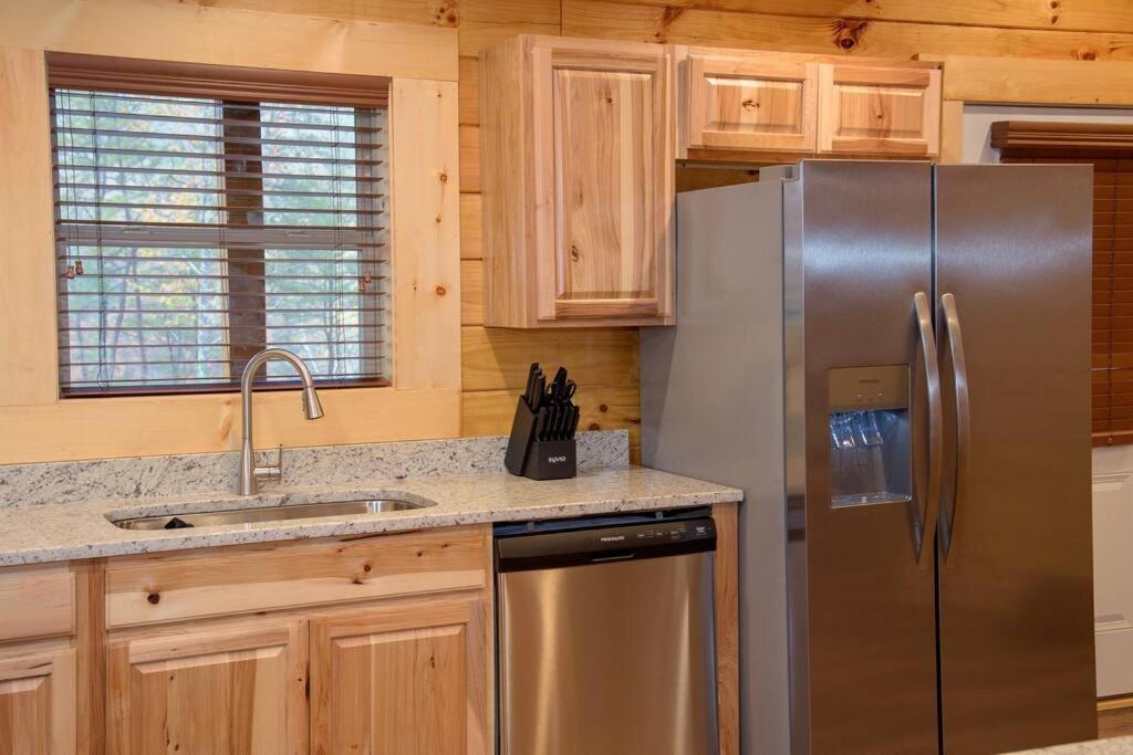 Spacious 2800 Sq Ft-Cozy Wood Cabin-New Build ピジョンフォージ エクステリア 写真