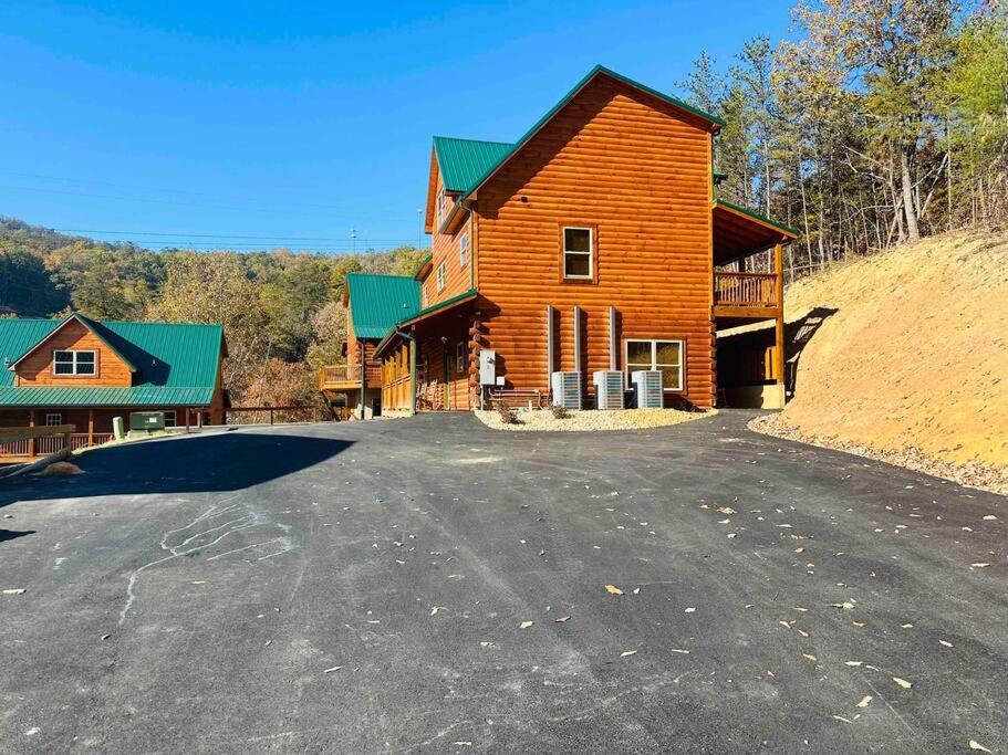 Spacious 2800 Sq Ft-Cozy Wood Cabin-New Build ピジョンフォージ エクステリア 写真