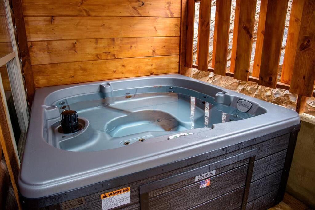 Spacious 2800 Sq Ft-Cozy Wood Cabin-New Build ピジョンフォージ エクステリア 写真