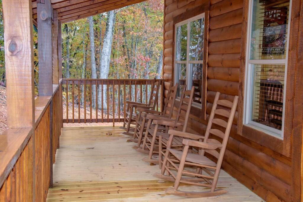 Spacious 2800 Sq Ft-Cozy Wood Cabin-New Build ピジョンフォージ エクステリア 写真